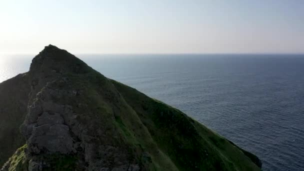 Полет вокруг вершины острова Тормор через порт между Ардарой и Glencolumbkille в графстве Донегал - самый высокий стек моря в Ирландии — стоковое видео