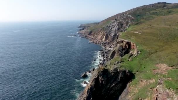 Вид з повітря на берегову лінію Мармелан і Фалькорріб на південь від Дангло (графство Донегол - Ірландія). — стокове відео