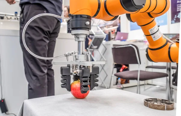 HANNOVER, ΓΕΡΜΑΝΙΑ - ΑΠΡΙΛΙΟΣ 02 2019: Το μαλακό ρομπότ λαβής κινεί το μήλο — Φωτογραφία Αρχείου
