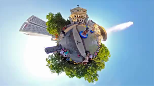 FRANKFURT, ALLEMAGNE - 02 AOÛT 2018 : Les personnes à la recherche d'un rafraîchissement dans l'eau de la fontaine sur Opernplatz pendant l'une des journées d'été les plus chaudes de la ville — Video