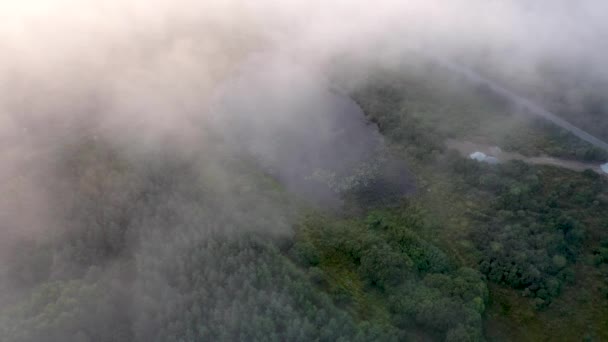 Nebel wälzt sich über Torfmoor an der irischen Küste bei Portnoo, County Donegal - Irland — Stockvideo
