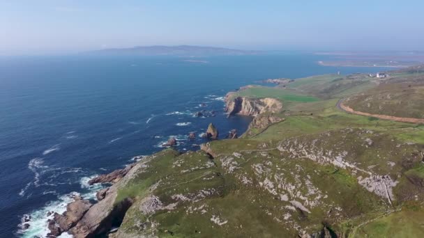 Вид с воздуха на скалы в море на Crohy Head Sea Arch, графство Донегал - Ирландия . — стоковое видео