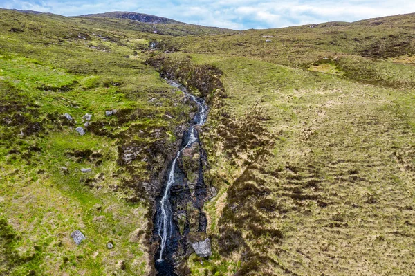 Flygfoto över ett vattenfall i bergen nära Crolly i grevskapet Donegal - Irland — Stockfoto