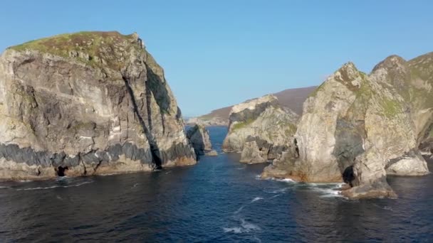 Volando hacia Cnoc na Mara, la pila oculta y la isla Tormore en la bahía Glenlough entre Port y Ardara en el Condado de Donegal es la bahía más remota de Irlanda — Vídeos de Stock