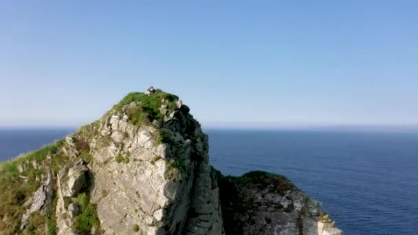 Voando ao redor do topo da Ilha Tormore por Porto entre Ardara e Glencolumbkille no Condado de Donegal - A maior pilha de mar na Irlanda — Vídeo de Stock