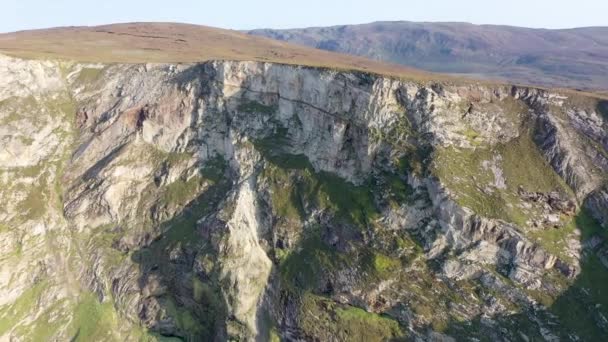Létání kolem vrcholu Tormore Island v přístavu mezi Ardara a Glencolumbkille v hrabství Donegal - Nejvyšší moře zásobníku v Irsku — Stock video