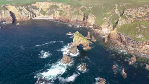 Crohy Head Sea Arch, County Donegal, İrlanda 'daki kayaların hava görüntüsü.. — Stok video