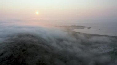 Portnoo, Donegal, İrlanda 'da sis bastırıyor.