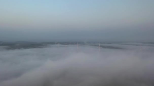 Nebel an Windkraftanlagen an der irischen Küste bei Portnoo, County Donegal - Irland — Stockvideo