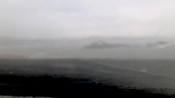 汽车挡风玻璃上倾盆大雨 — 图库视频影像