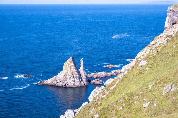 Буідеальний морський стек в графстві Донегол - найвищий морський стек в Ірландії. — стокове фото