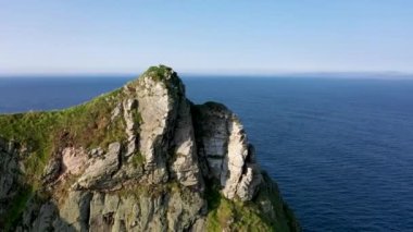 Arkanara ve Glencolumbkille arasındaki limanda Tormore Adası 'nın tepesinde uçmak İrlanda' nın en yüksek deniz yığını.