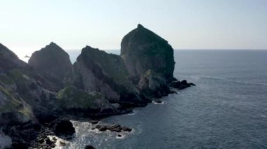 Ardara ve Glencolumbkille arasındaki Limandaki Tormore Adası 'nın İrlanda' daki en yüksek deniz yığını.