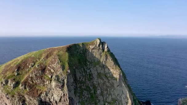 Volando alrededor de la cima de la isla Tormore en Port entre Ardara y Glencolumbkille en el Condado de Donegal - La pila de mar más alta de Irlanda — Vídeo de stock