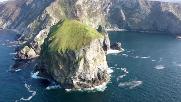Αεροφωτογραφία του νησιού Tormore από το λιμάνι μεταξύ Ardara και Glencolumbkille στο County Donegal - Η υψηλότερη θαλάσσια στοίβα στην Ιρλανδία — Αρχείο Βίντεο