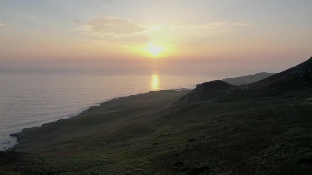 Incrível lapso de tempo de pôr do sol em Crohy Head no Condado de Donegal - Irlanda — Vídeo de Stock