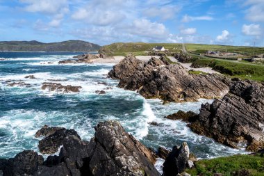 Carrickabraghy Kalesi 'nin yanındaki güzel sahil - Doagh Adası, Inishowen, Donegal Bölgesi - İrlanda