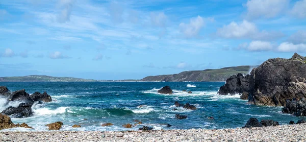 La bellissima costa vicino al Castello di Carrickabraghy - Isola di Doagh, Inishowen, Contea di Donegal - Irlanda — Foto Stock