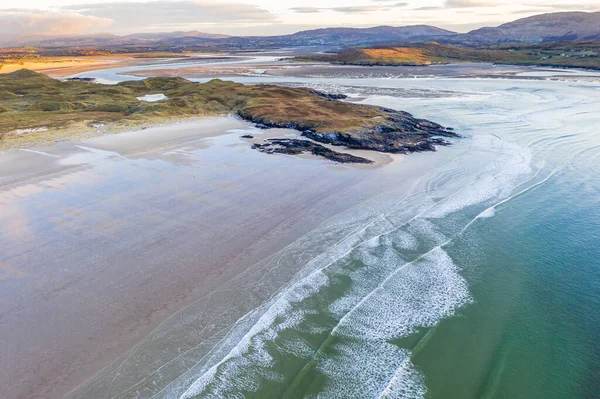 キルトーリッシュ・ベイ・ビーチとシェスキンモア・ベイの間の海岸-アイルランド — ストック写真