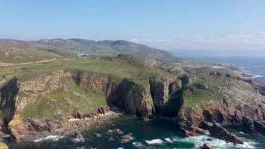 Crohy Head Sea Arch, County Donegal, İrlanda 'daki kayaların hava görüntüsü..