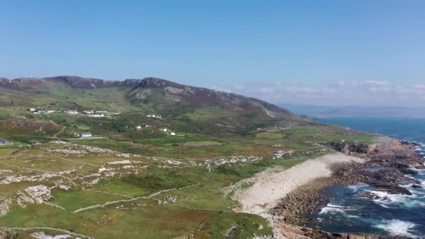 Vista aérea de la playa por Falcorrib al sur de Dungloe, Condado de Donegal - Irlanda — Vídeo de stock