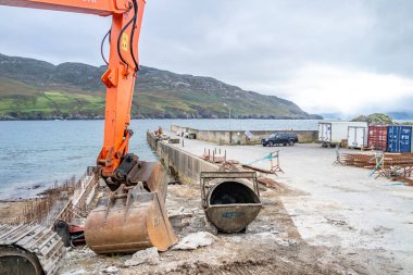 Lenan, Donegal, İrlanda - 16 Eylül 2021: Lenan Körfezi 'ndeki liman, inişi kolaylaştıran bir iskeleye sahiptir