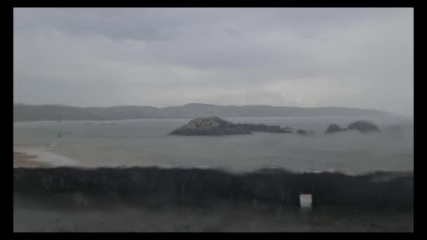 Lluvia extrema cayendo sobre el parabrisas del coche — Vídeo de stock