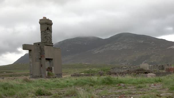 Zřícenina pevnosti Lenan Head na severním pobřeží hrabství Donegal, Irsko. — Stock video