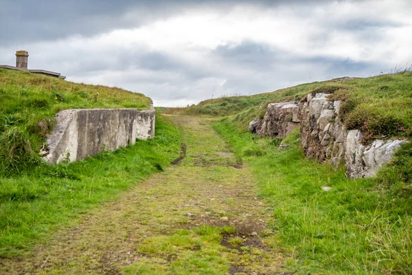 Zřícenina pevnosti Lenan Head na severním pobřeží hrabství Donegal, Irsko. — Stock fotografie