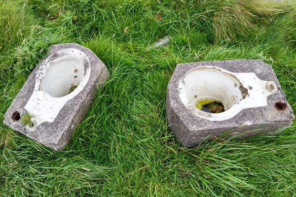 Ленан, ДОНЕГАЛ, Ирландия - 16 СЕНТЯБРЯ 2021: Вилмер и сыновья строят свои туалеты из бетона — стоковое фото