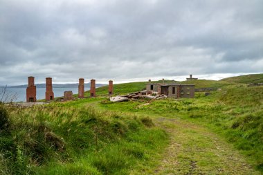 İrlanda 'nın Donegal ilçesinin kuzey kıyısındaki Lenan Head kalesinin kalıntıları..