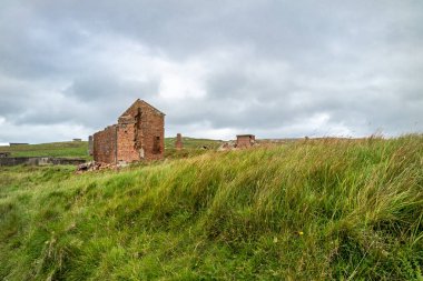 İrlanda 'nın Donegal ilçesinin kuzey kıyısındaki Lenan Head kalesinin kalıntıları..