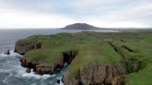 Vista aérea de las ruinas de Lenan Head Fort en la costa norte del Condado de Donegal, Irlanda. — Vídeo de stock