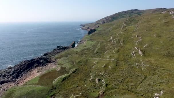 Vista aérea de la costa por Marmeelan y Falcorrib al sur de Dungloe, Condado de Donegal - Irlanda — Vídeo de stock