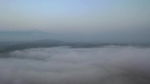 Köd gördül be az ír szélerőmű-turbináknál Portnoo-ban, Donegal megyében - Írország — Stock videók