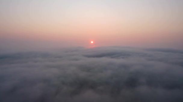 A nap elmosódott a köd gördülő felett ír partján Portnoo, County Donegal - Írország — Stock videók