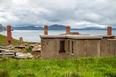 İrlanda 'nın Donegal ilçesinin kuzey kıyısındaki Lenan Head kalesinin kalıntıları..