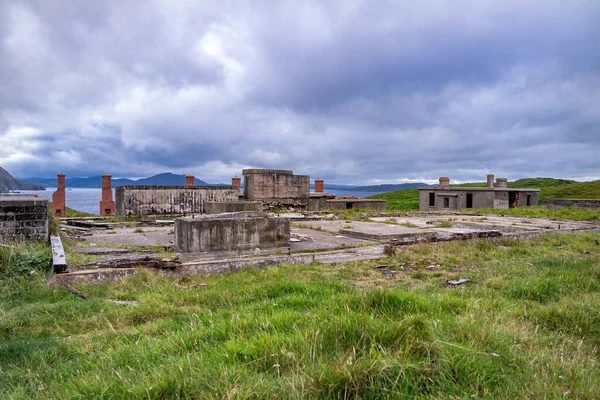 The ruins of Lenan Head fort at the north coast of County Donegal, Ireland. — Stock Photo, Image