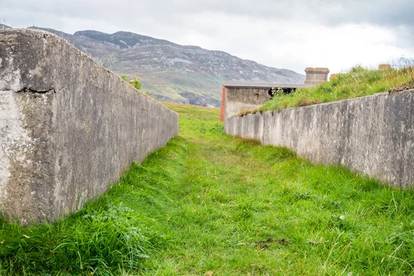 As ruínas de Lenan Head fort na costa norte do Condado de Donegal, Irlanda. — Fotografia de Stock