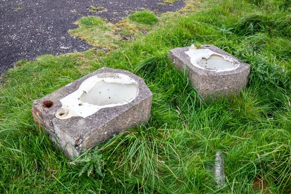 Туалеты, которые строятся из бетона в Lenan, графство Донегал - Ирландия — стоковое фото