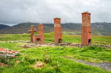 İrlanda 'nın Donegal ilçesinin kuzey kıyısındaki Lenan Head kalesinin kalıntıları..