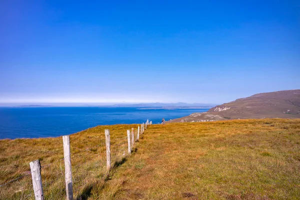 Fence at a coastal walk to Glenlough bay between Port and Ardara in County Donegal is Irelands most remote bay — Stock Photo, Image