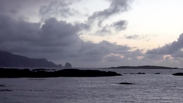 Мбаппе облачно после заката в Россбеге, графство Донегал - Ирландия — стоковое видео