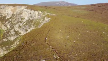 Arkanara ve Glencolumbkille arasındaki limanda Tormore Adası 'nın tepesinde uçmak İrlanda' nın en yüksek deniz yığını.