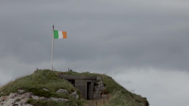 アイルランドのドニゴールにある軍事博物館、ダンリー砦の風に揺れるアイルランドの旗 — ストック動画