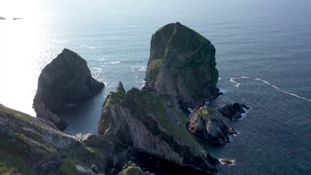 Volando alrededor de la cima de la isla Tormore en Port entre Ardara y Glencolumbkille en el Condado de Donegal - La pila de mar más alta de Irlanda — Vídeo de stock