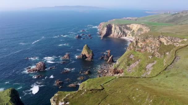 Widok z powietrza na skały w morzu w Crohy Head Sea Arch, hrabstwo Donegal - Irlandia. — Wideo stockowe