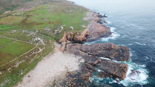 Vista aérea da costa por Marmeelan e Falcorrib a sul de Dungloe, Condado de Donegal - Irlanda — Vídeo de Stock