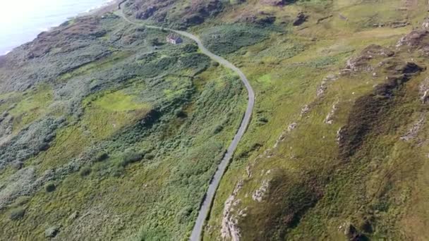 Vista aérea da estrada costeira de via única entre Meenacross e Crohy Head a sul de Dungloe, Condado de Donegal - Irlanda — Vídeo de Stock