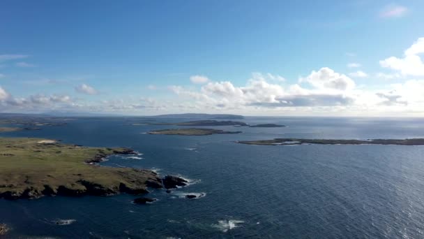 Uitzicht vanuit de lucht op de prachtige kustlijn van Gweedore - County Donegal, Ierland — Stockvideo